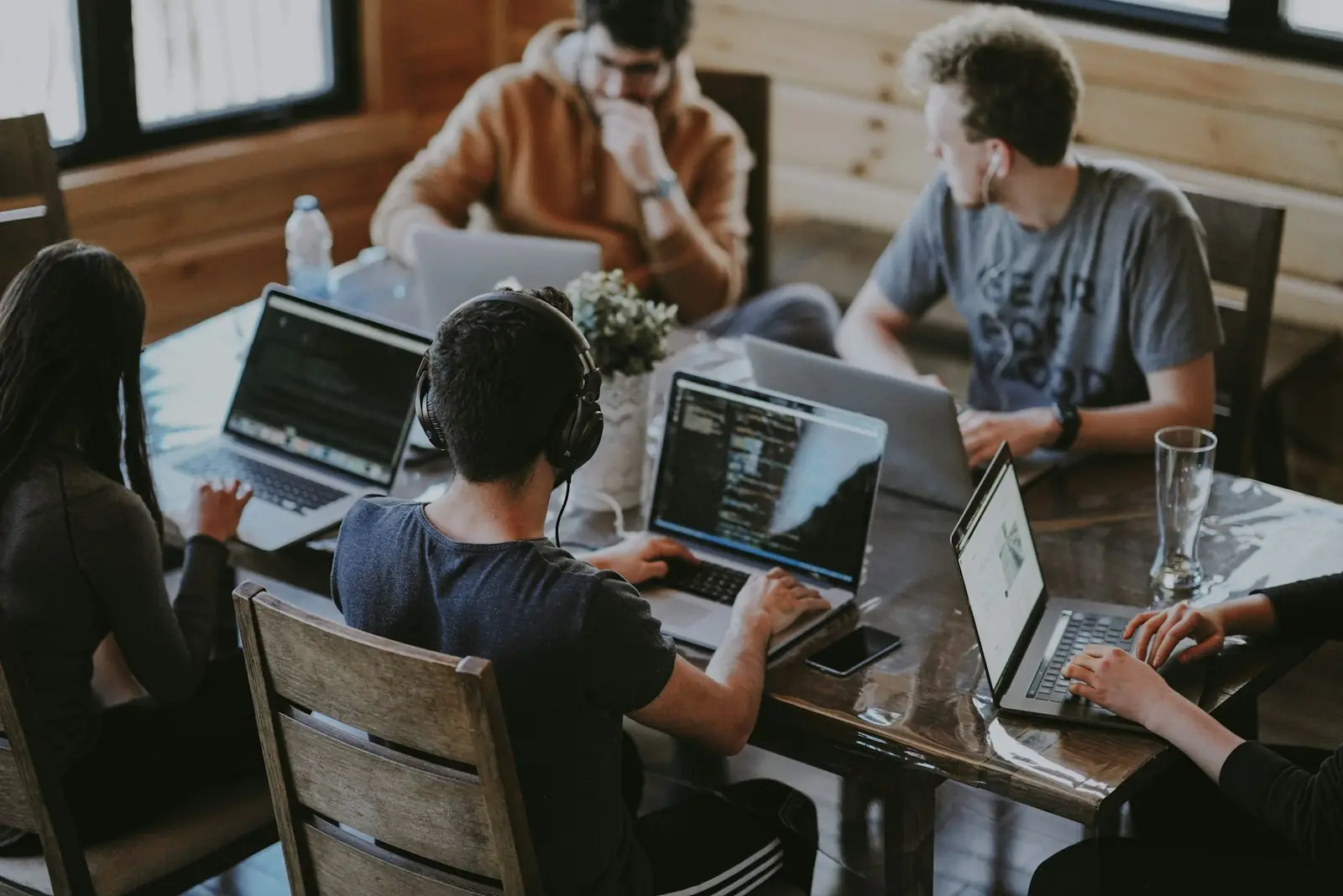 Equipo de desarrollo trabajando en conjunto